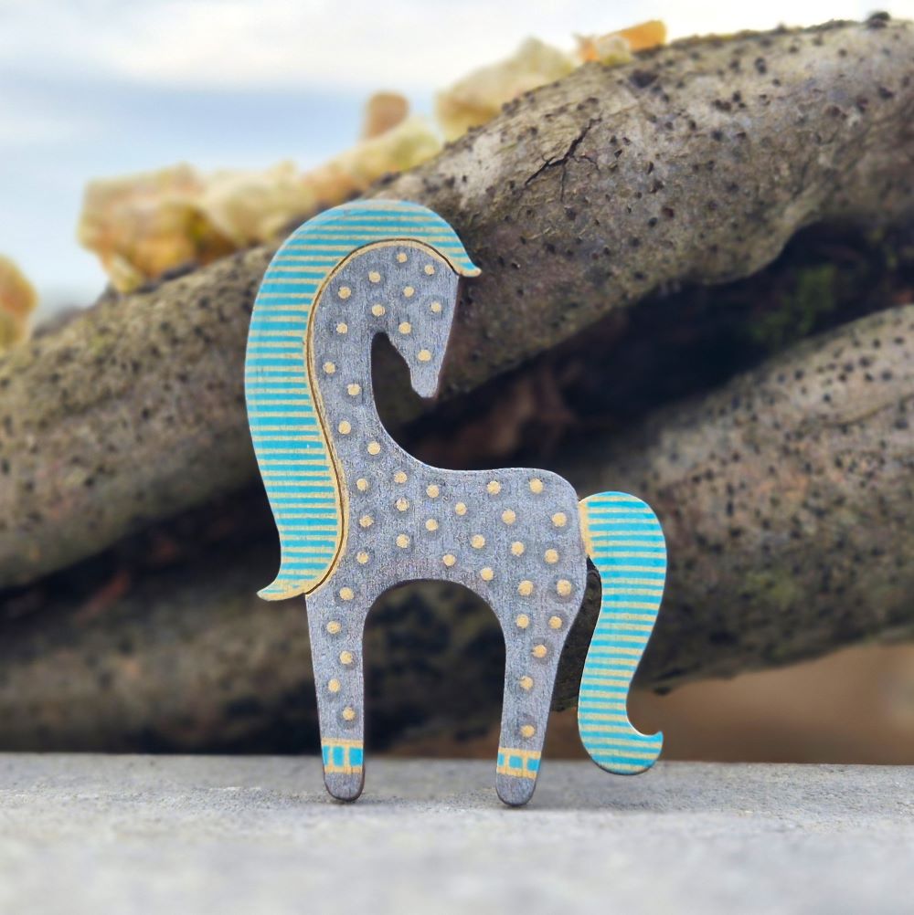 wooden-horse-brooch